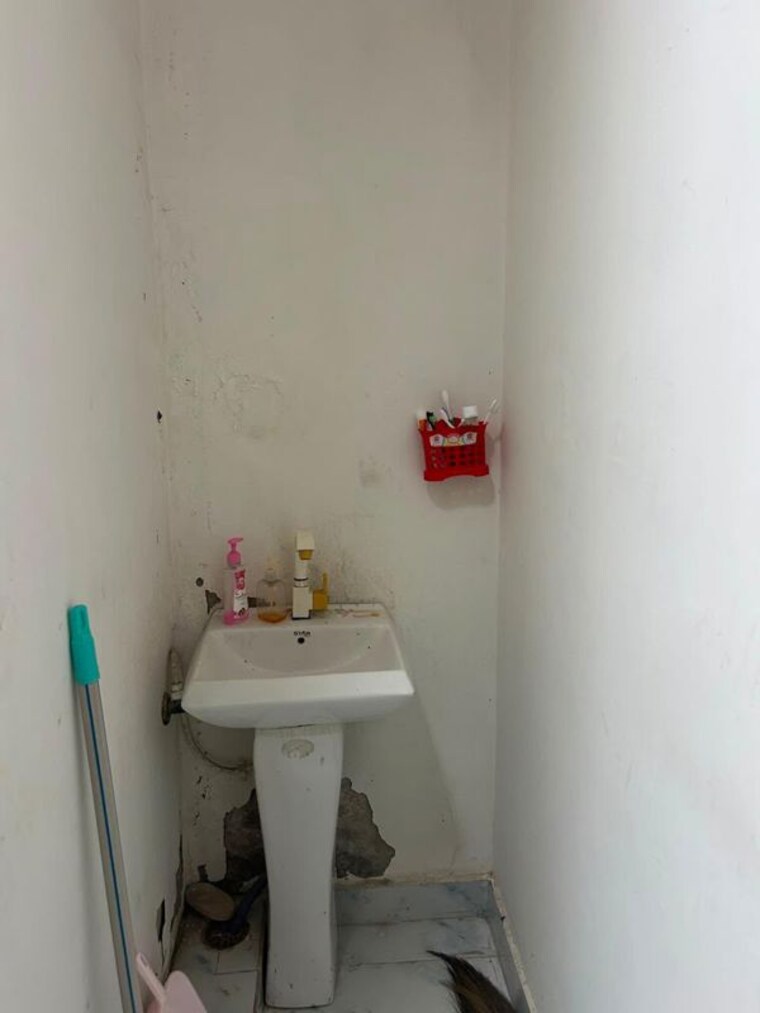 Bathroom, chaudhary digamber singh nagar 1.5 Bedroom 70 Sq.Yd. Independent House In Chaudhary Digamber Singh Nagar Mathura 10542848