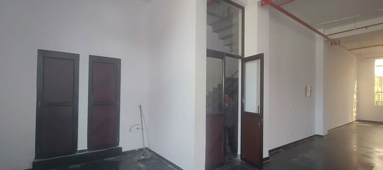 Room, basai-industrial-area Commercial Warehouse 6000 Sq.Ft. In Basai Village Gurgaon 10542904