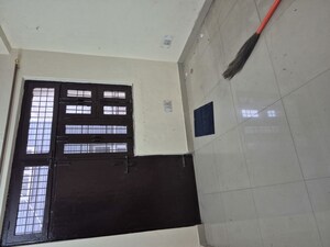 Furnished Amenities in 2.5 BHK Builder Floor at Mayur Vihar – for Rent