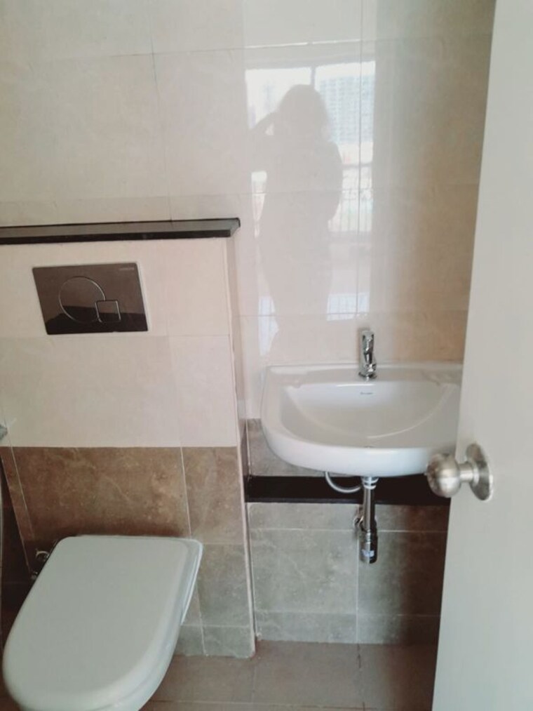 Bathroom, aishwaryam-comfort-gold 2 Bedroom 780 Sq.Ft. Apartment In Akurdi Pune 10543007