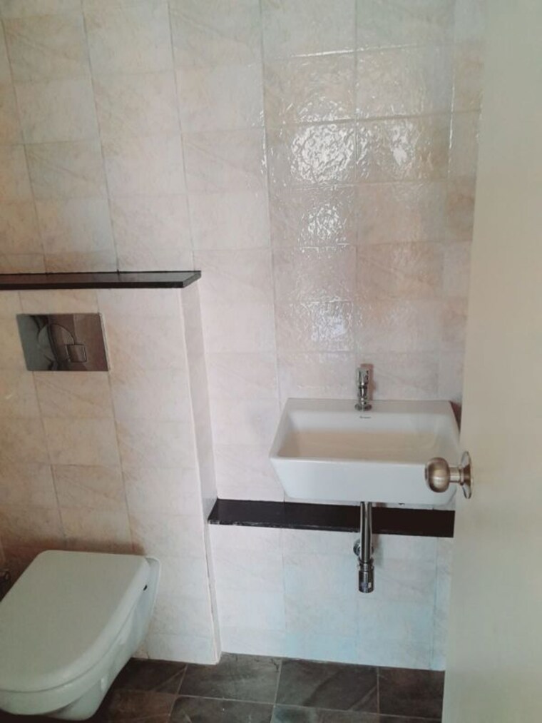 Bathroom, aishwaryam-comfort-gold 2 Bedroom 780 Sq.Ft. Apartment In Akurdi Pune 10543007