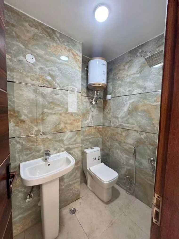 Bathroom, chattarpur 3 Bedroom 1400 Sq.Ft. Builder Floor In Chattarpur Delhi 10543160