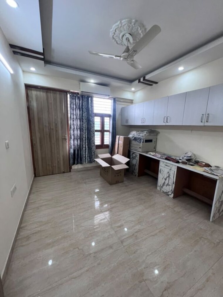  Parking, sector 9a 3 Bedroom 2450 Sq.Ft. Builder Floor In Sector 9a Gurgaon 10543327