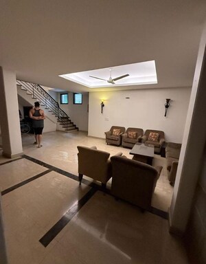 Team Area in 5 BHK Builder Floor at Saket – for Sale