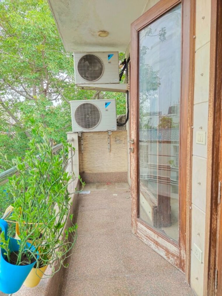 Balcony, east of kailash 3 Bedroom 200 Sq.Yd. Builder Floor In East Of Kailash Delhi 10543362