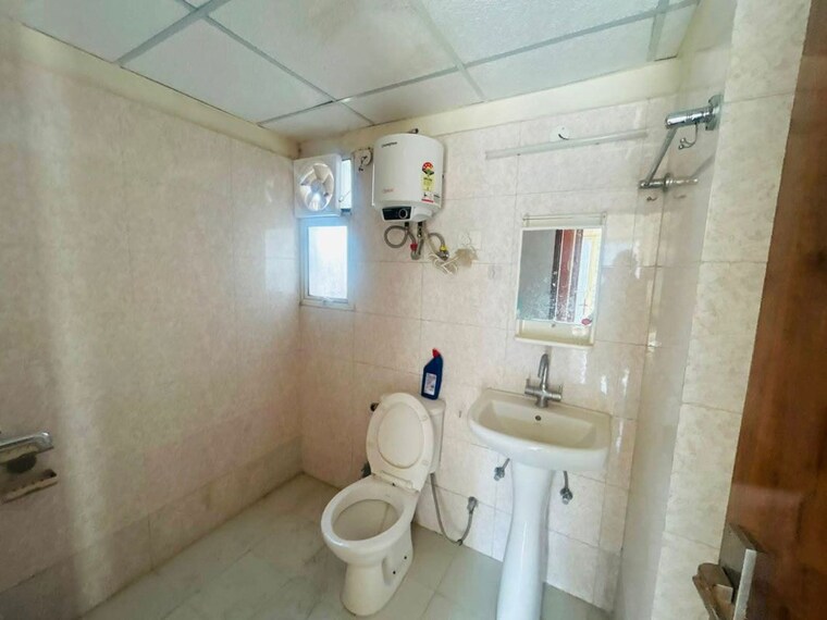 Bathroom, sam-palm-olympia 3 Bedroom 1335 Sq.Ft. Apartment In Sector 16c Greater Noida Greater Noida 10543364