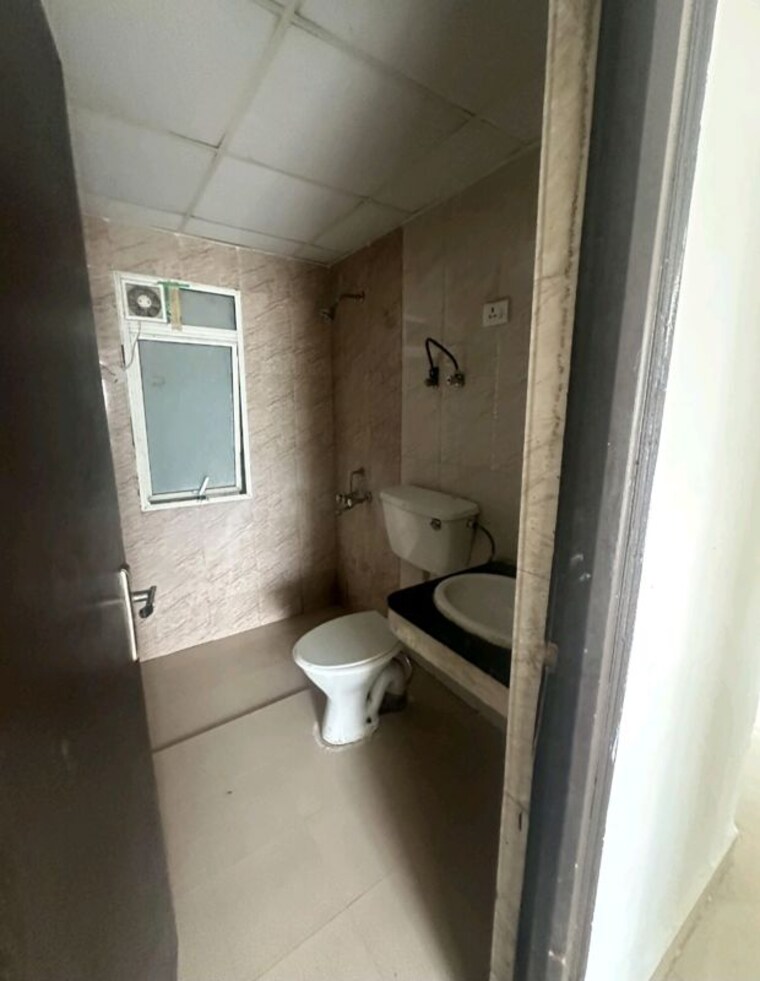 Bathroom, nimbus-express-park-view-ii 2 Bedroom 984 Sq.Ft. Apartment In Chi V Greater Noida Greater Noida 10543375