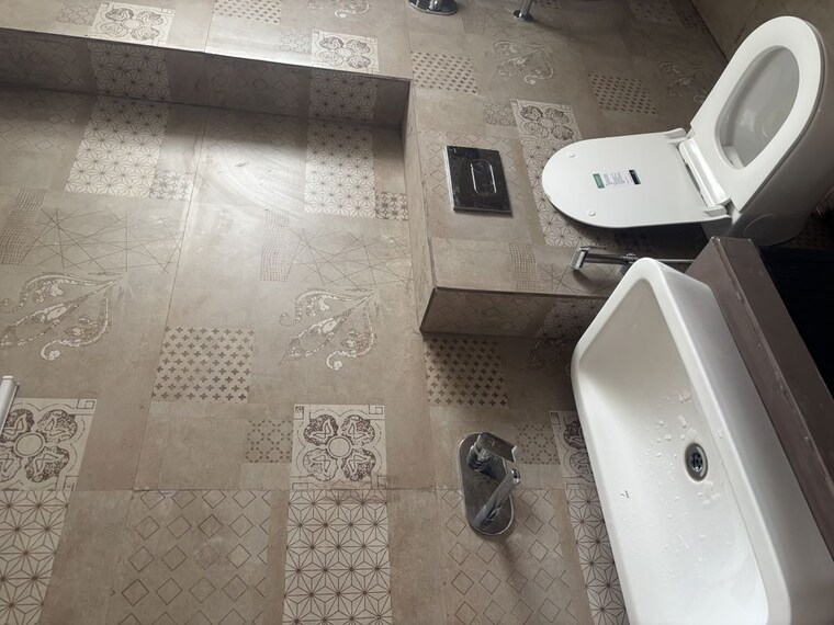 Bathroom, skyline-elevate 4 Bedroom 2200 Sq.Ft. Apartment In Ramgarh Bhudda Zirakpur 10543433