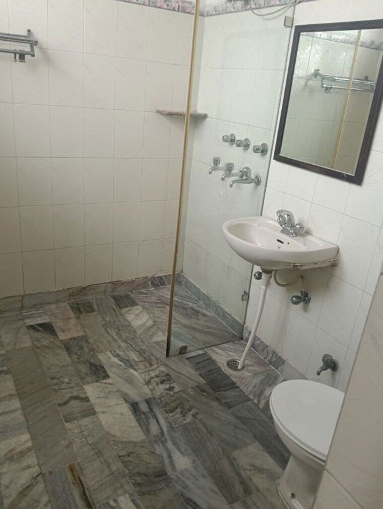 Bathroom, sector 35 3 Bedroom 4500 Sq.Ft. Builder Floor In Sector 35 Chandigarh 10543527