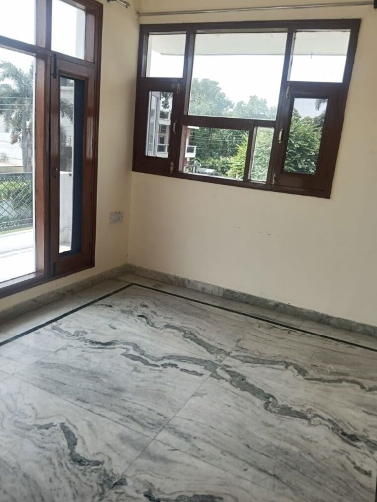 Room, sector 35 3 Bedroom 4500 Sq.Ft. Builder Floor In Sector 35 Chandigarh 10543527