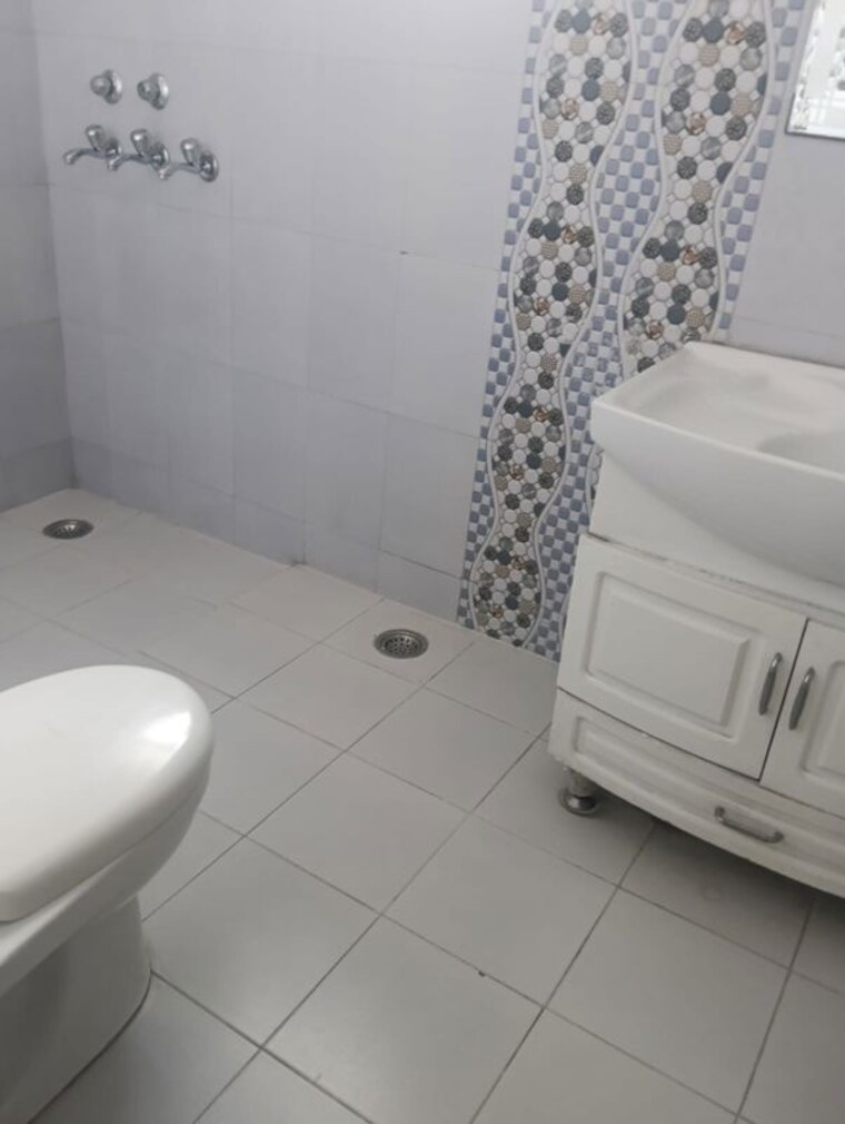 Bathroom, sector 35 3 Bedroom 4500 Sq.Ft. Builder Floor In Sector 35 Chandigarh 10543527