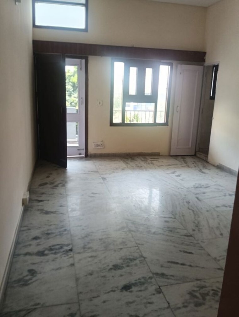 Room, sector 35 3 Bedroom 4500 Sq.Ft. Builder Floor In Sector 35 Chandigarh 10543527