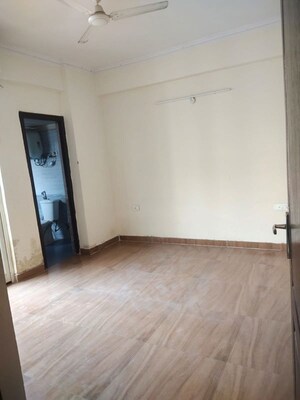 Room in 3 BHK Apartment at Amrapali Silicon City, Sector 76 – for Rent