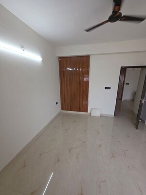 Room in 3 BHK Apartment at Amrapali Silicon City, Sector 76 – for Rent