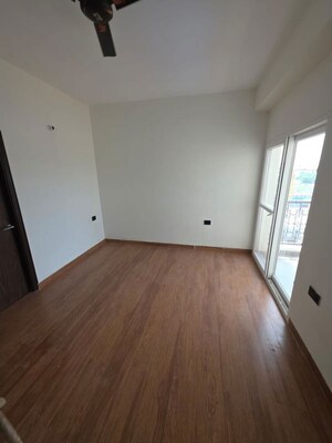 Room in 3 BHK Apartment at Amrapali Silicon City, Sector 76 – for Rent