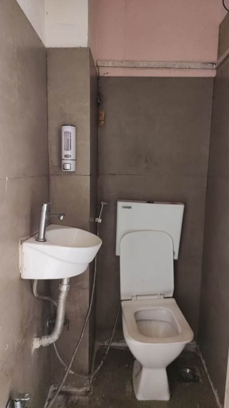 Bathroom, taloja Commercial Warehouse 133000 Sq.Ft. In Taloja Navi Mumbai 10537784