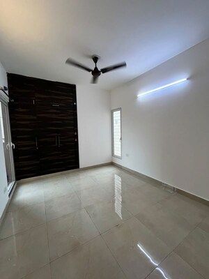 Room in 3.5 BHK Apartment at Elite Golf Green, Sector 79 – for Rent