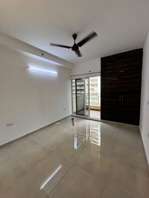 Room in 3.5 BHK Apartment at Elite Golf Green, Sector 79 – for Rent