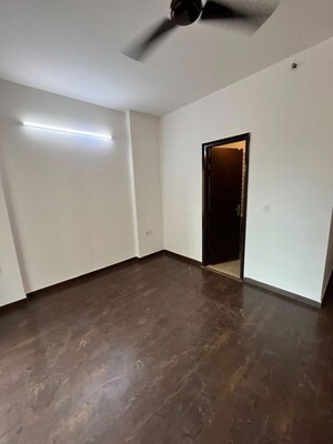 Room in 3.5 BHK Apartment at Elite Golf Green, Sector 79 – for Rent