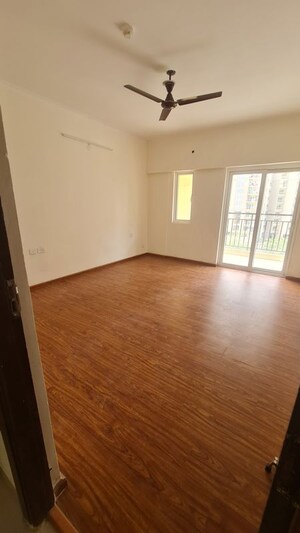 Room in 2 BHK Apartment at Amrapali Ivory Heights, Amrapali Dream Valley – for Rent