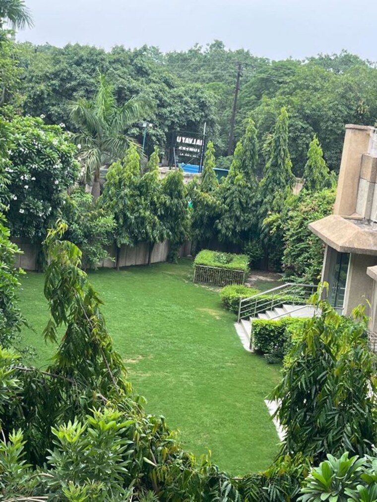 Garden, rwa-jalvayu-towers 3 Bedroom 1350 Sq.Ft. Apartment In Sector 47 Noida 10543652