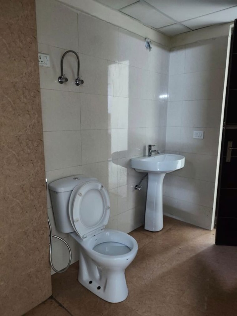 Bathroom, amrapali-hanging-gardens 3 Bedroom 1350 Sq.Ft. Apartment In Sector 107 Noida 10543700
