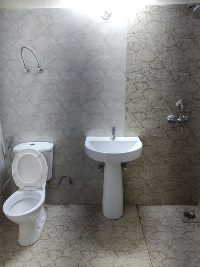 Bathroom, amrapali-hanging-gardens 3 Bedroom 1350 Sq.Ft. Apartment In Sector 107 Noida 10543700