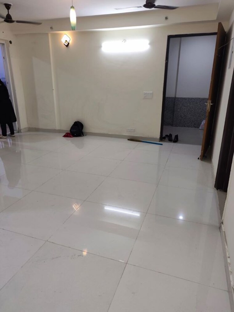 Bathroom, amrapali-hanging-gardens 3 Bedroom 1350 Sq.Ft. Apartment In Sector 107 Noida 10543700