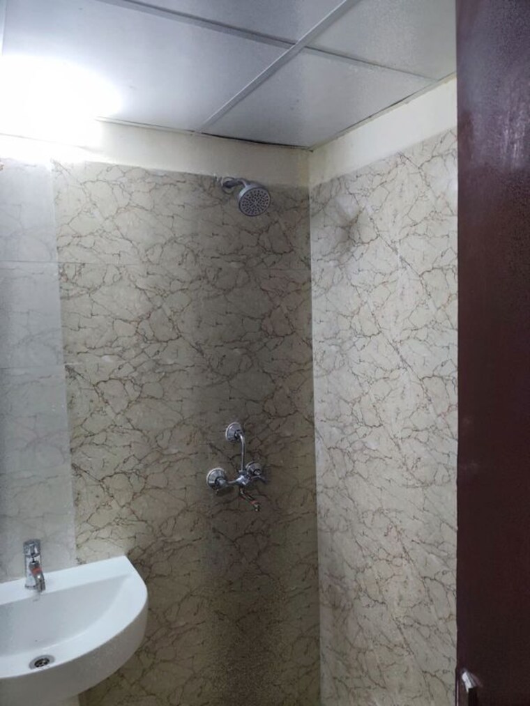 Bathroom, amrapali-hanging-gardens 3 Bedroom 1350 Sq.Ft. Apartment In Sector 107 Noida 10543700