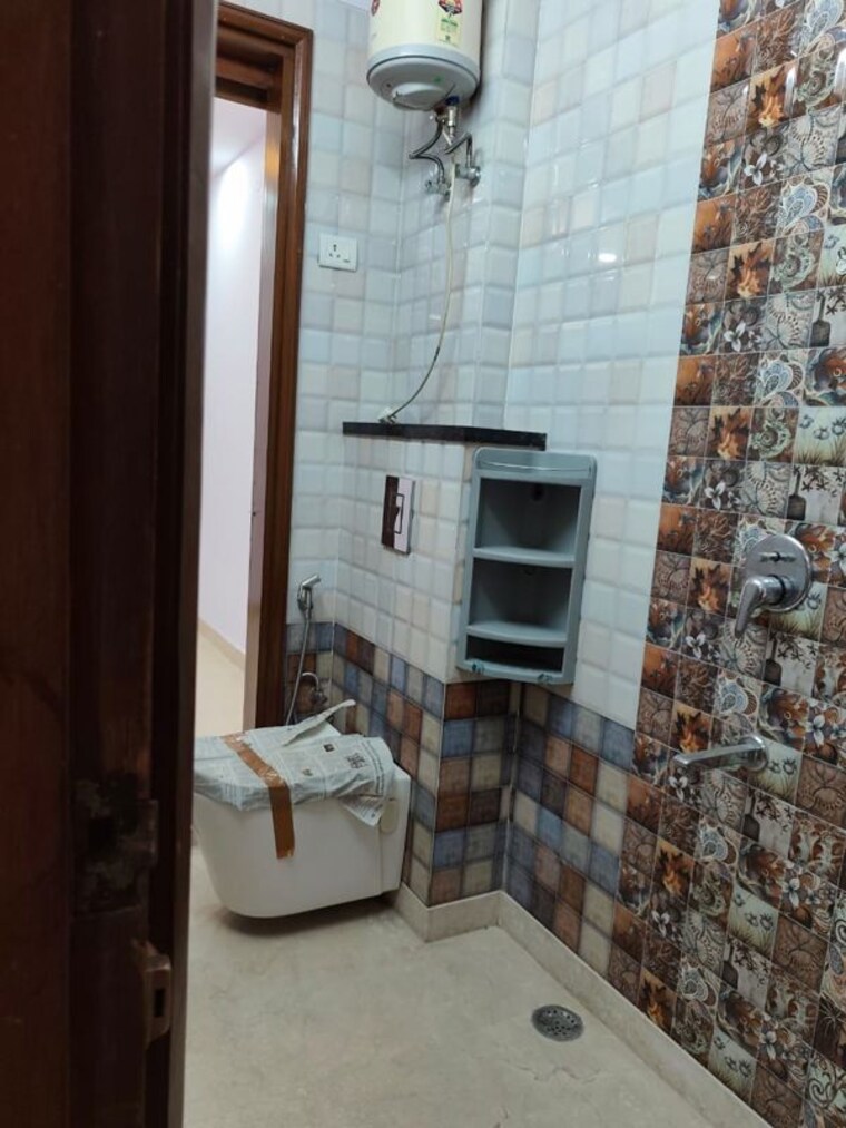 Bathroom, gautam nagar 3 Bedroom 1350 Sq.Ft. Builder Floor In Gautam Nagar Delhi 10543949