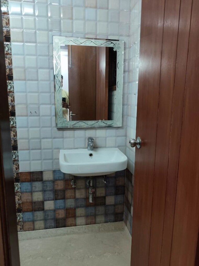 Bathroom, gautam nagar 3 Bedroom 1350 Sq.Ft. Builder Floor In Gautam Nagar Delhi 10543949