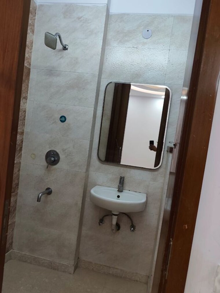 Bathroom, gautam nagar 3 Bedroom 1350 Sq.Ft. Builder Floor In Gautam Nagar Delhi 10543949