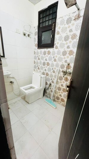 Bathroom in 1 RK Builder Floor at Shyama Apartments Noida, Sector 49 – for Rent