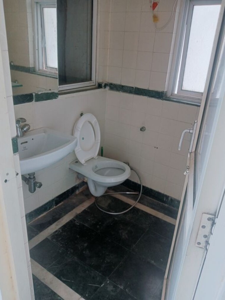 Bathroom, dlf-regency-park-i 2 Bedroom 1105 Sq.Ft. Apartment In Dlf Phase iv Gurgaon 10544099