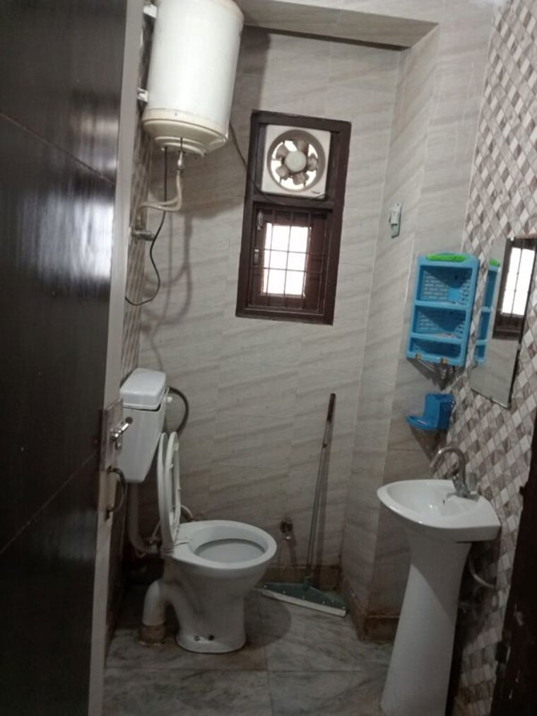 Bathroom, govindpuri 1 Bedroom 450 Sq.Ft. Builder Floor In Govindpuri Delhi 10544129