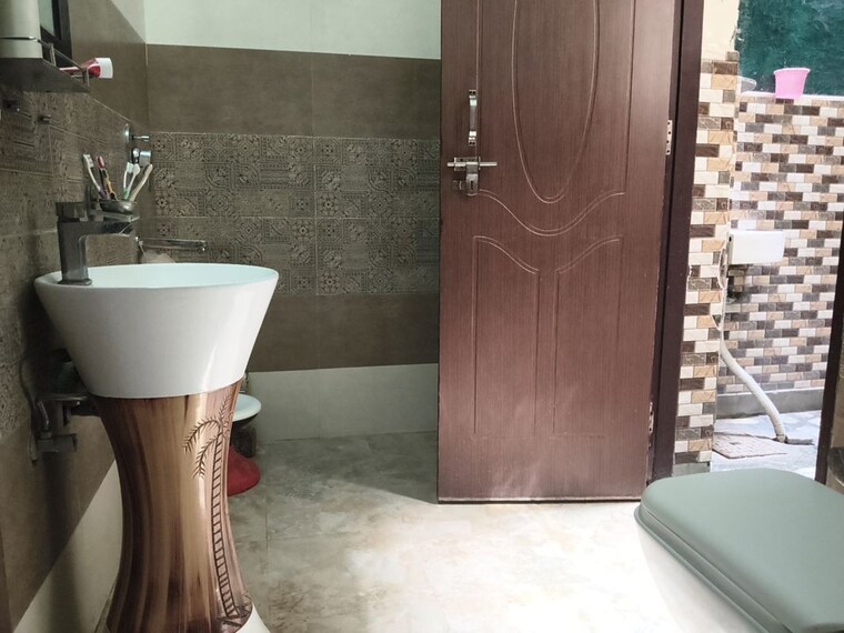 Bathroom, sector 13 4 Bedroom 2600 Sq.Ft. Independent House In Sector 13 Gurgaon 10544164