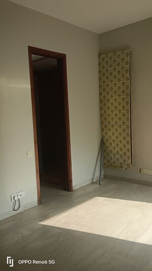Room in 3 BHK Builder Floor at Defence Colony – for Rent
