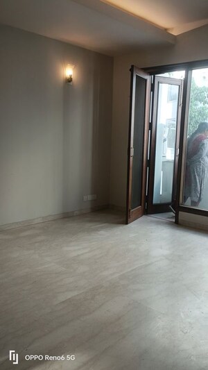 Room in 3 BHK Builder Floor at Defence Colony – for Rent