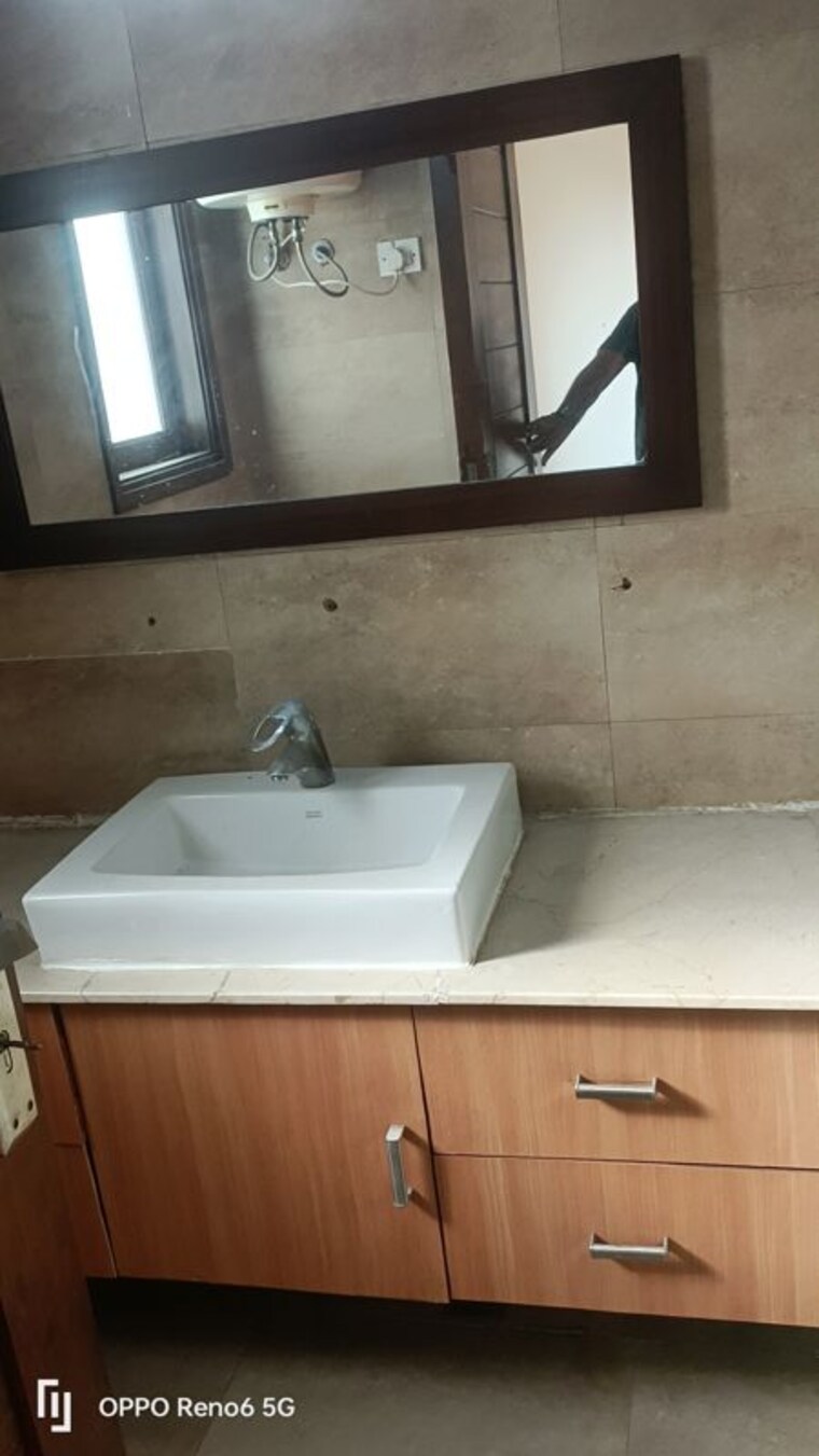 Bathroom, defence colony 3 Bedroom 300 Sq.Yd. Builder Floor In Defence Colony Delhi 10544161