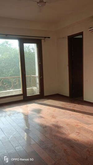Room in 3 BHK Builder Floor at Defence Colony – for Rent