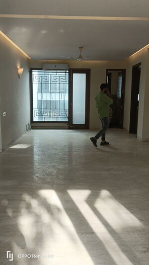 Room in 3 BHK Builder Floor at Defence Colony – for Rent