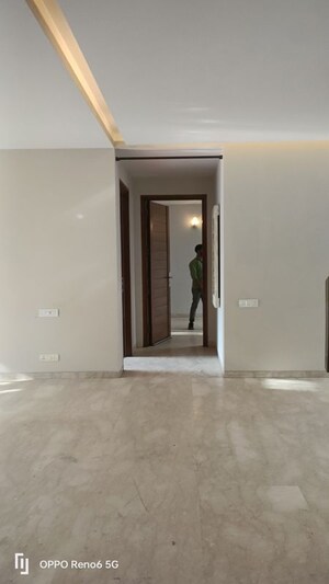 Room in 3 BHK Builder Floor at Defence Colony – for Rent
