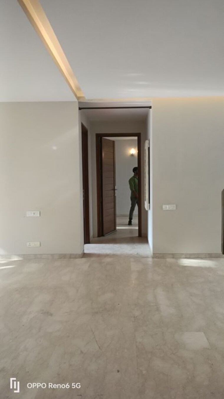Room, defence colony 3 Bedroom 300 Sq.Yd. Builder Floor In Defence Colony Delhi 10544161