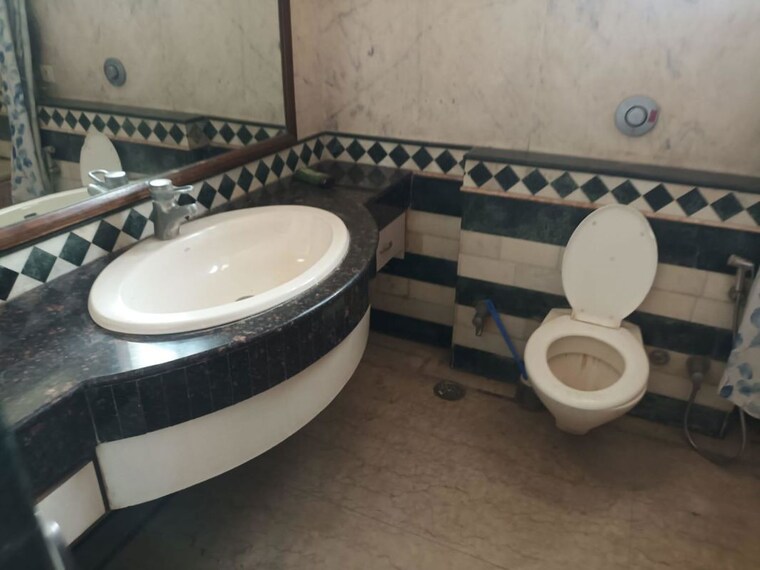 Bathroom, sector 22 4 Bedroom 2200 Sq.Ft. Builder Floor In Sector 22 Gurgaon 10544158