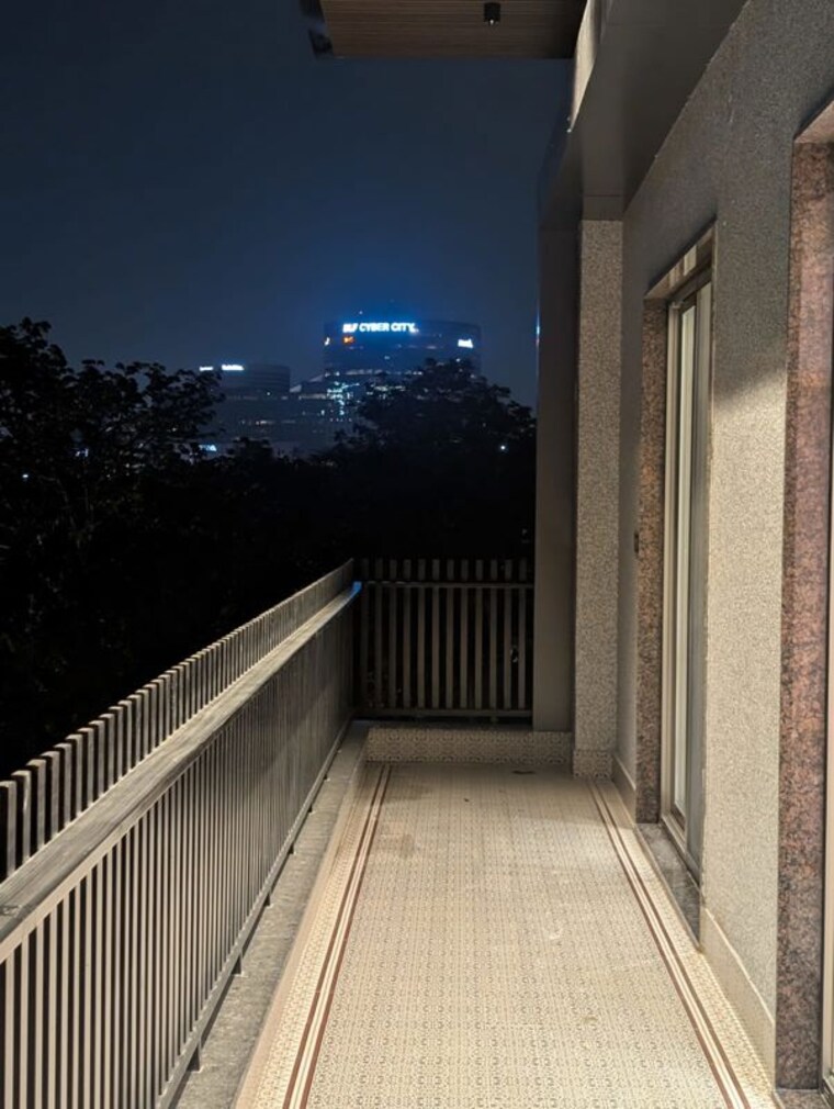 Balcony, dlf phase ii 4 Bedroom 300 Sq.Yd. Builder Floor In Dlf Phase ii Gurgaon 10544289