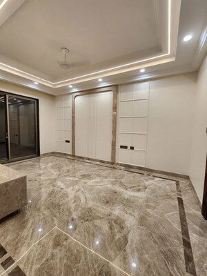 Room in 4 BHK Builder Floor at Dlf Phase ii – for Rent