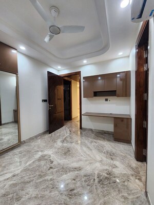Room in 4 BHK Builder Floor at Dlf Phase ii – for Rent