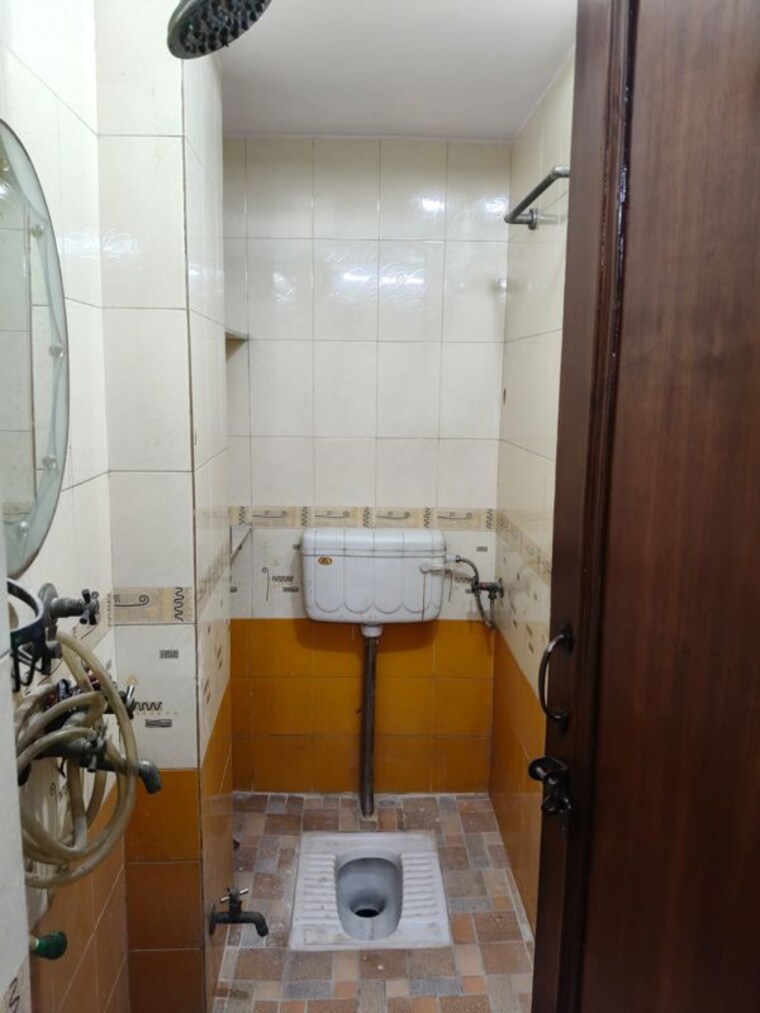 Bathroom, lajpat nagar ii 2 Bedroom 900 Sq.Ft. Builder Floor In Lajpat Nagar ii Delhi 10544358