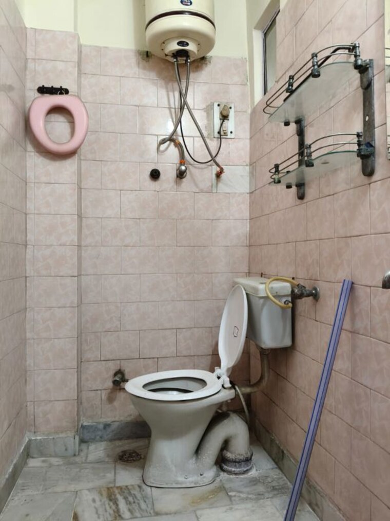 Bathroom, lajpat nagar ii 2 Bedroom 900 Sq.Ft. Builder Floor In Lajpat Nagar ii Delhi 10544358