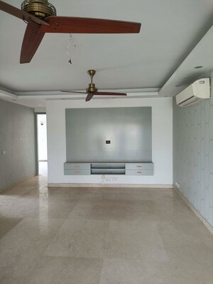 Room in 3 BHK Builder Floor at Defence Colony – for Sale
